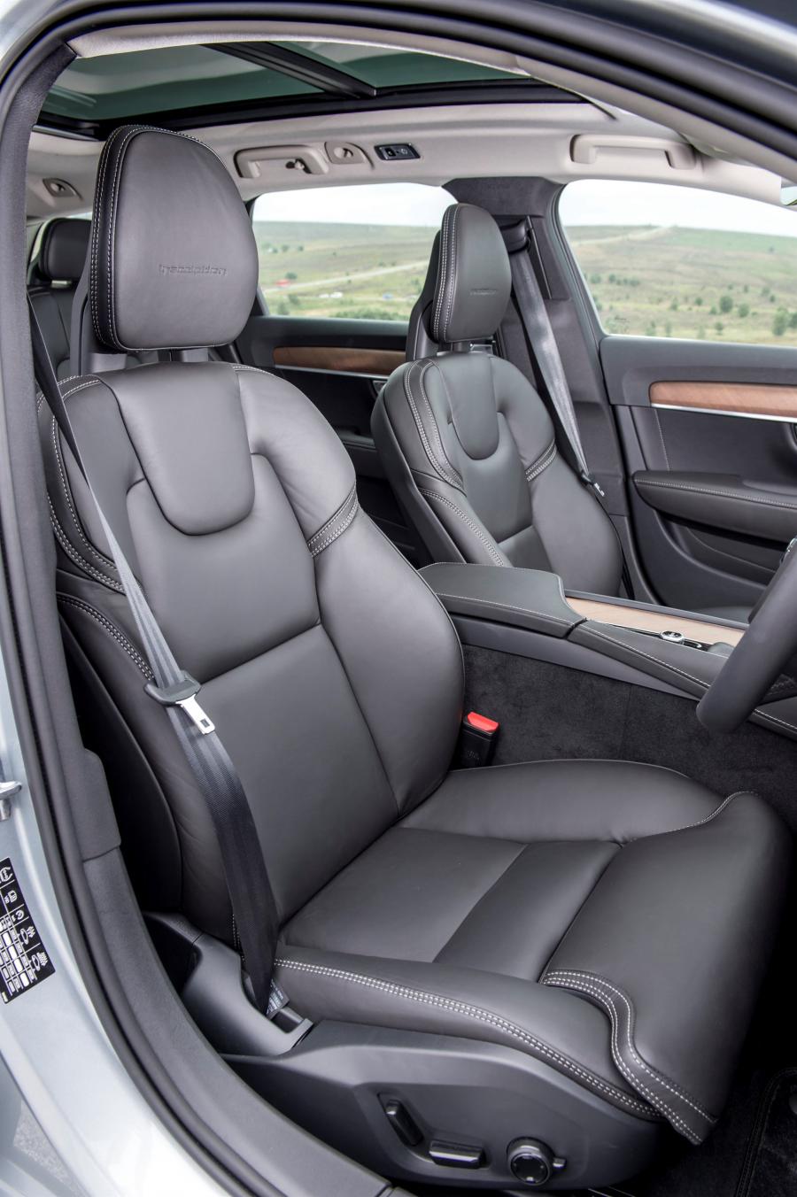 Интерьер Volvo V90 D4 Inscription 2016 года  (UK) (фото 2 из 30)